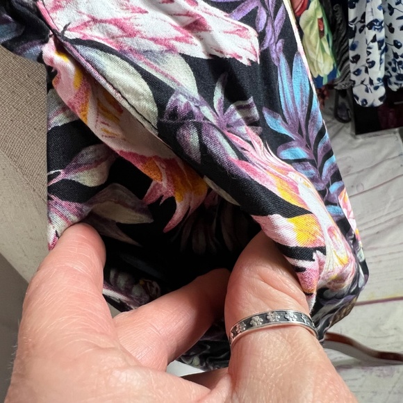 🔥2/$10|•DIVIDED•| Tropical Floral Romper Size 4 Small - Picture 5 of 10